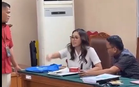 Sidang Ricuh, Nikita Mirzani Ngamuk Kesaksian Doktif Dipotong JPU. (X@ilhampid)